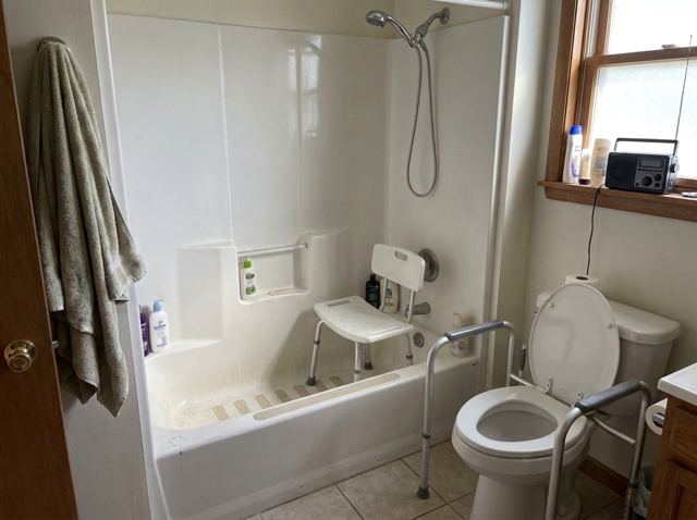 bathroom: No grab bar at tub/shower