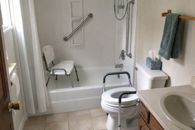bathroom: Slippery tub/shower floor