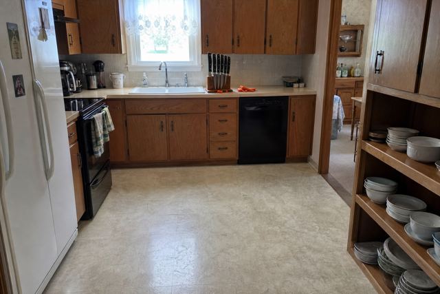kitchen: Knives and sharps out on the counter