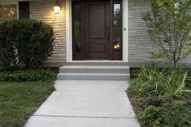 entry: Exterior steps without handrail