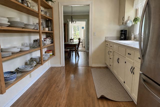 kitchen: Slippery floor / loose mat at sink or stove