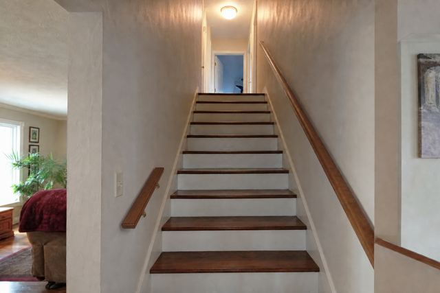 stairs: Handrail loose, short, or not graspable